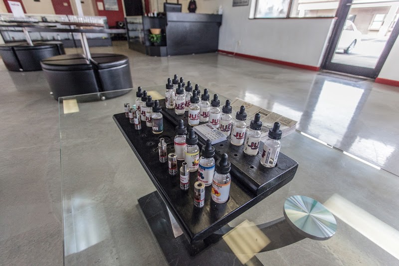 Juicy\'s Vapor Lounge Topeka West