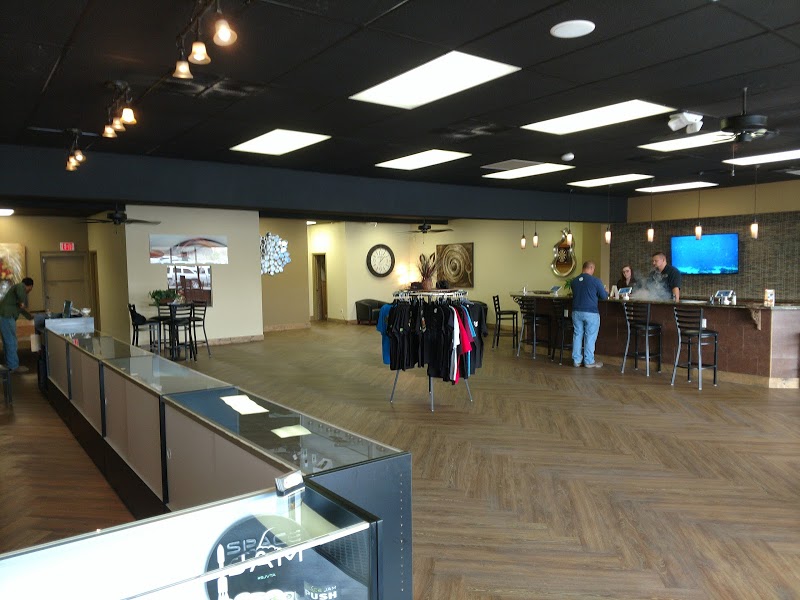 McE\'s Vapor Lounge