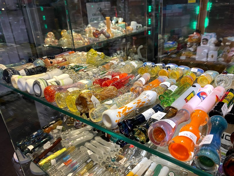 Sonnet 27 Head Shop